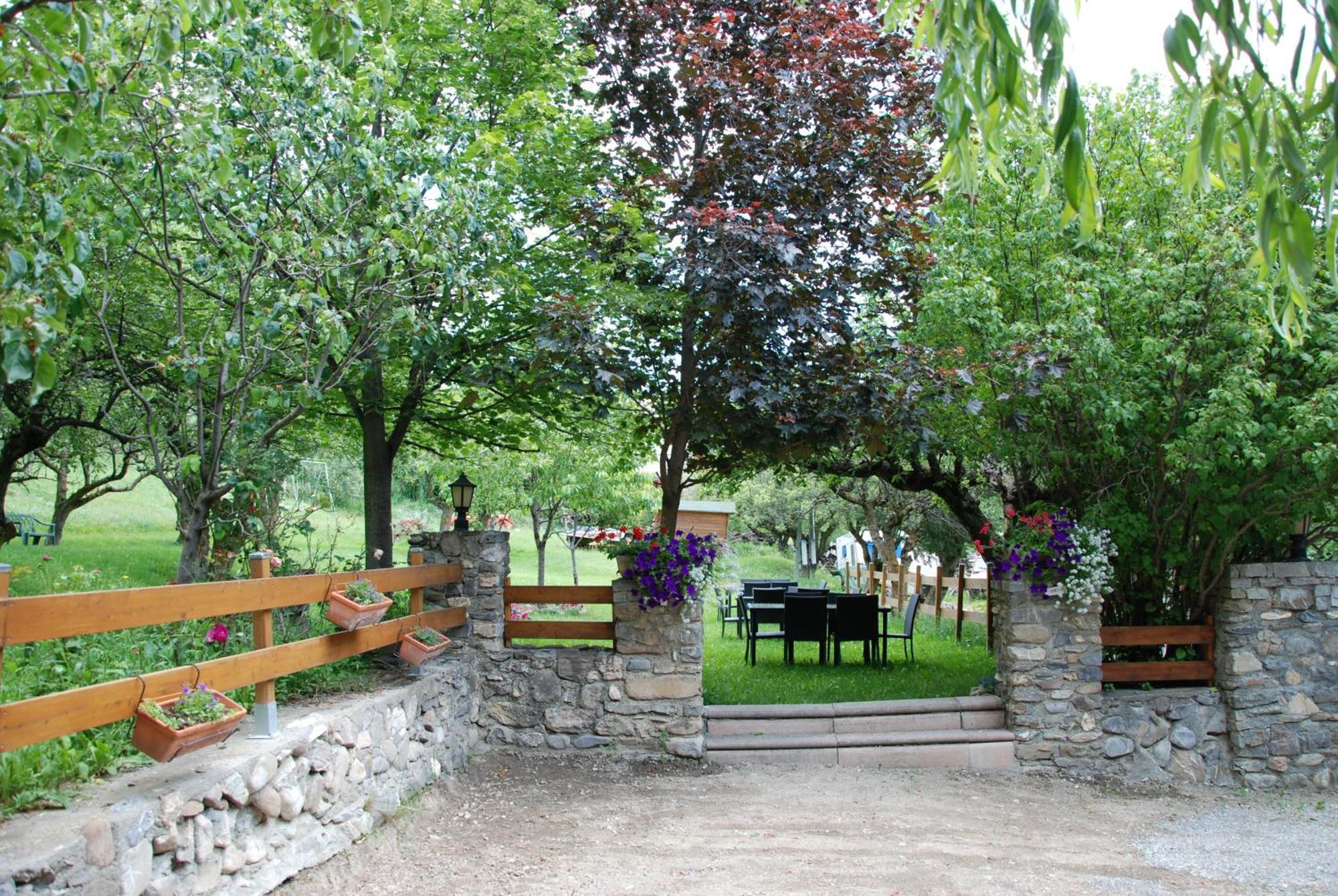 Hotel & Restaurant Le Chalvet Embrun Bagian luar foto